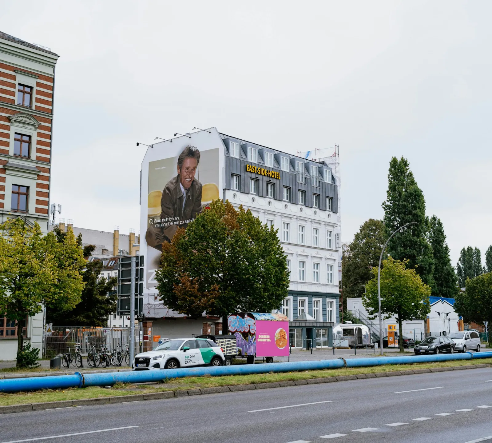 Рекламный баннер на фасаде здания