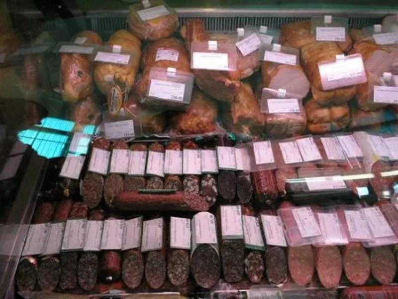 Ценники в витрине магазина